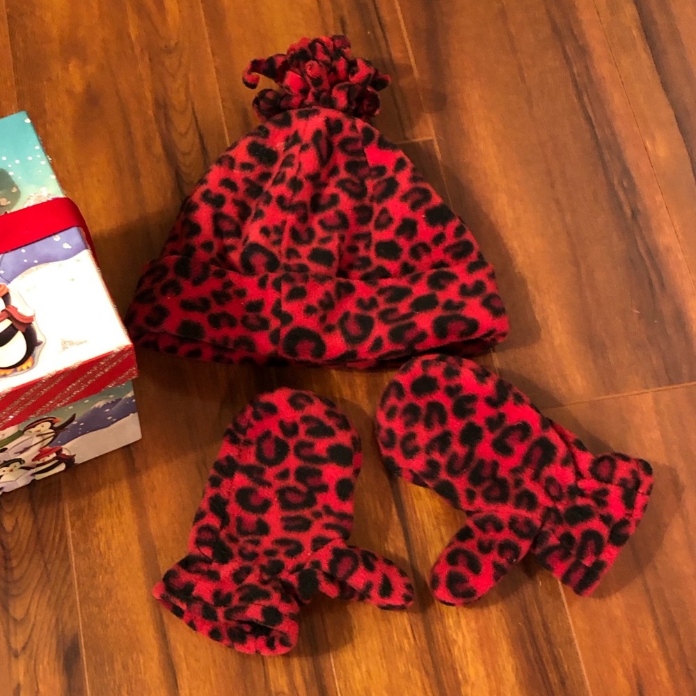 SOLD! Fleece Hat and Mitten Set for Kids!! ❤️🖤